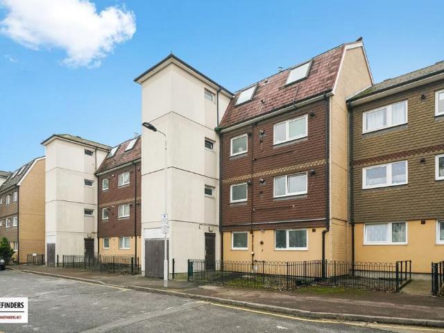 Flat for sale in London Borough of Newham, Greater London