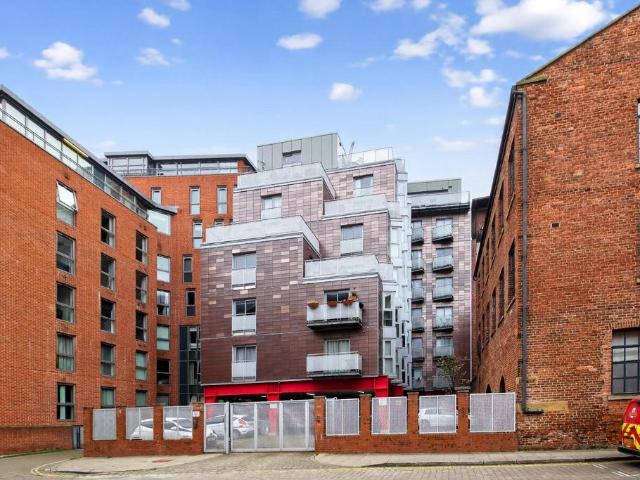 Flat for sale in Richmond Hill, West Yorkshire