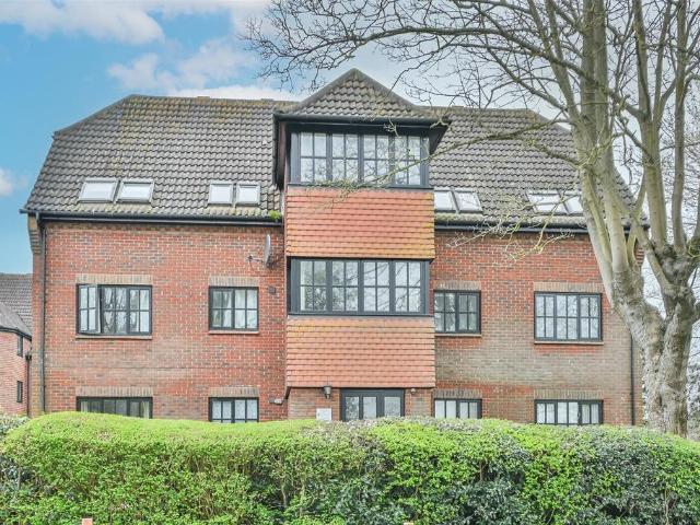 Flat for sale in Navestock Side, Essex