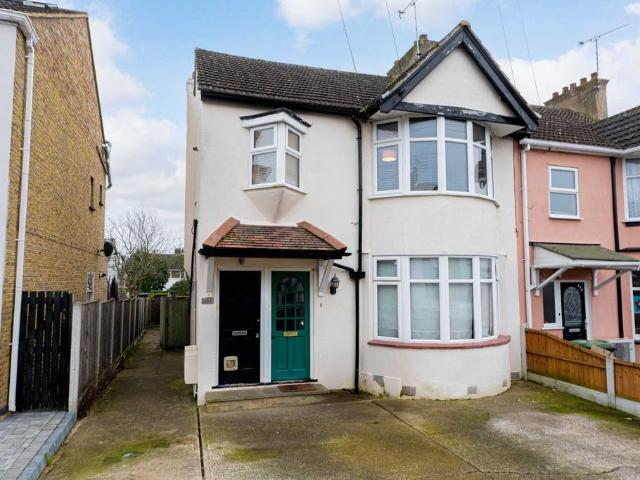 Flat for sale in Alton Barnes, Essex