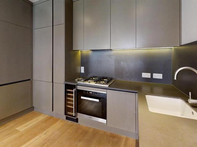Flat for sale in Fulham, Greater London