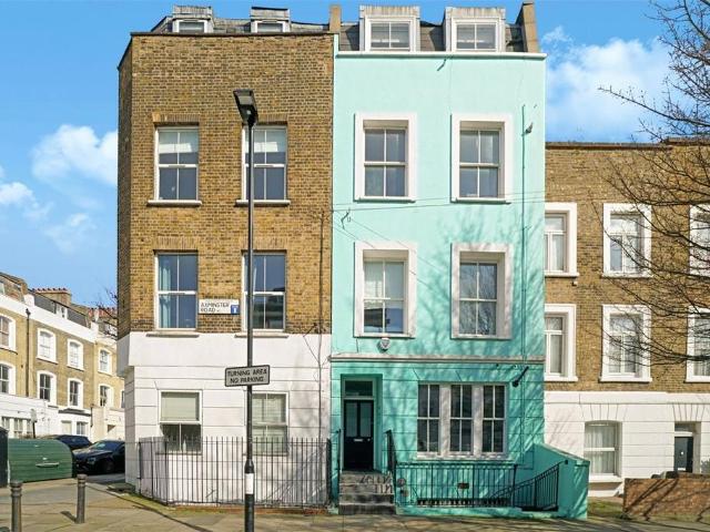 Flat for sale in Holloway, Greater London
