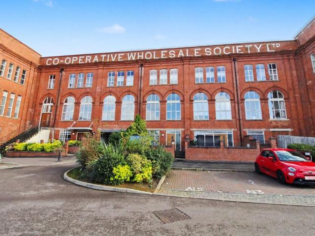 Flat for sale in Knighton Fields, Leicester