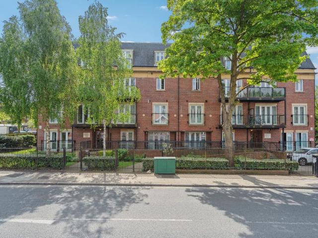 Flat for sale in Pinner, Greater London