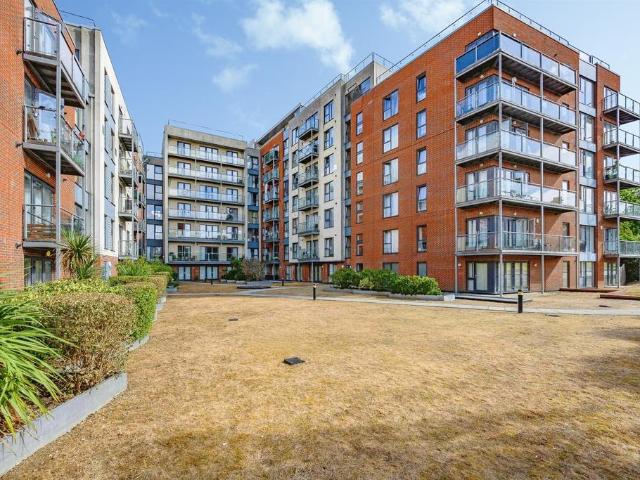 Flat for sale in Highfield, Pouchen End