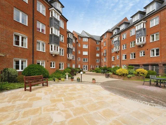 Flat for sale in Oxleaze, Gloucester