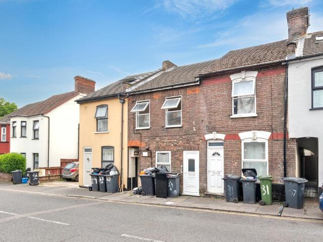 Flat for sale in Spring Park, Luton