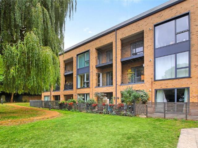 Flat for sale in Easthampstead, Bracknell
