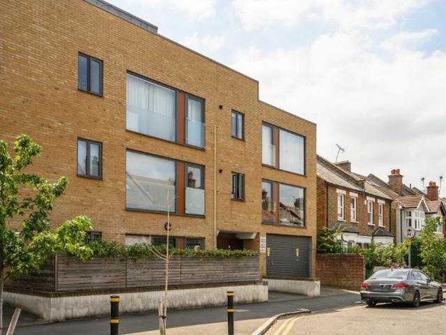 Flat for sale in London Borough of Merton, South Wimbledon
