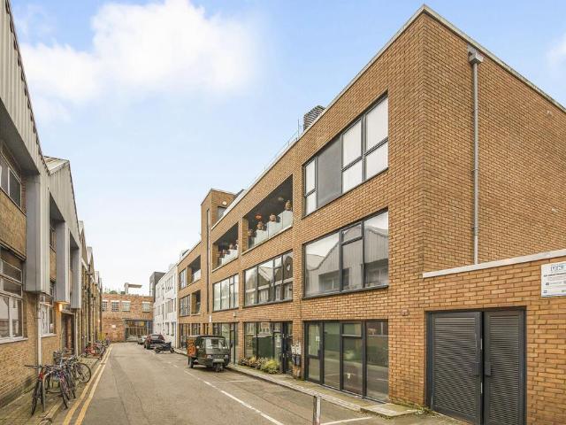 Flat for sale in Stoke Newington, Greater London
