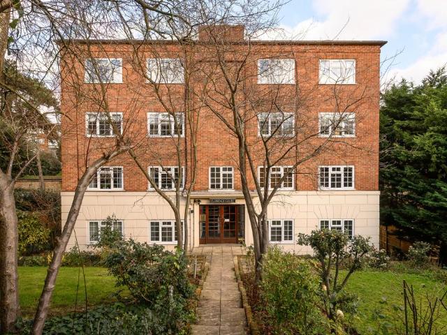 Flat for sale in London Borough of Merton, Raynes Park