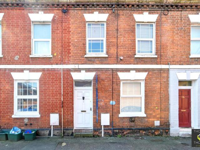 Flat for sale in Kings Barton, Gloucester