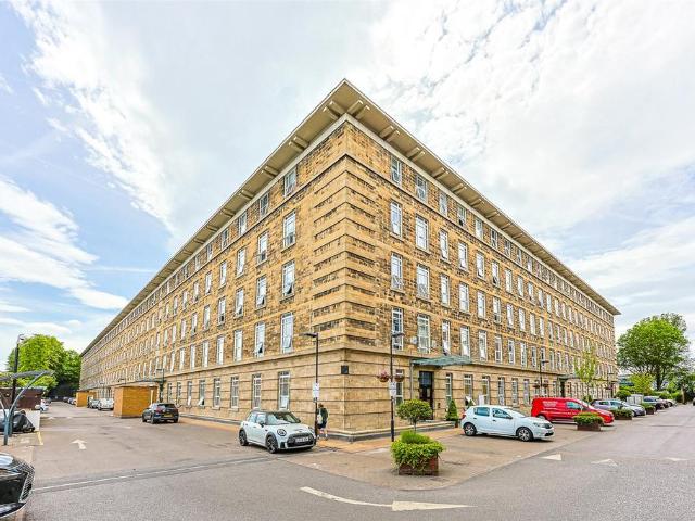 Flat for sale in London Borough of Ealing, Greater London