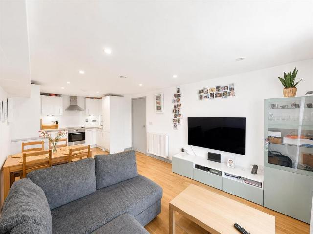 Flat for sale in London Borough of Hounslow, Greater London