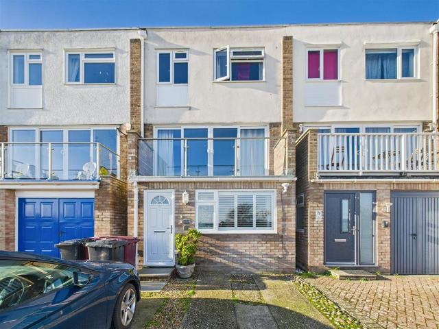 Flat for sale in Littlecote, West Sussex