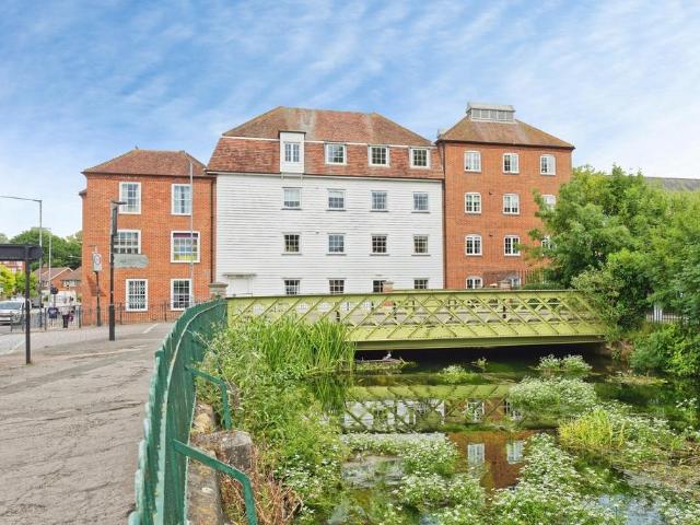 Flat for sale in The King's Mile, The Bridge