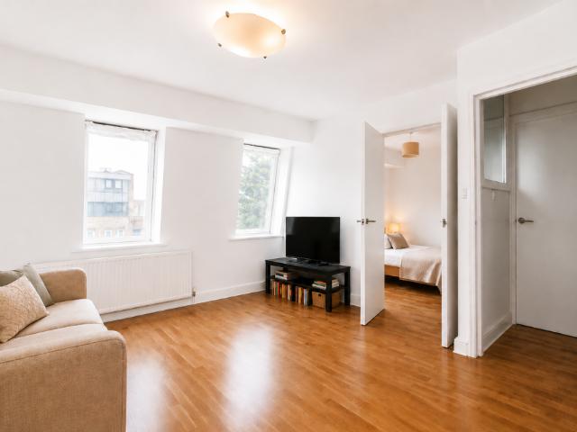 Flat for sale in Earl's Court, Greater London