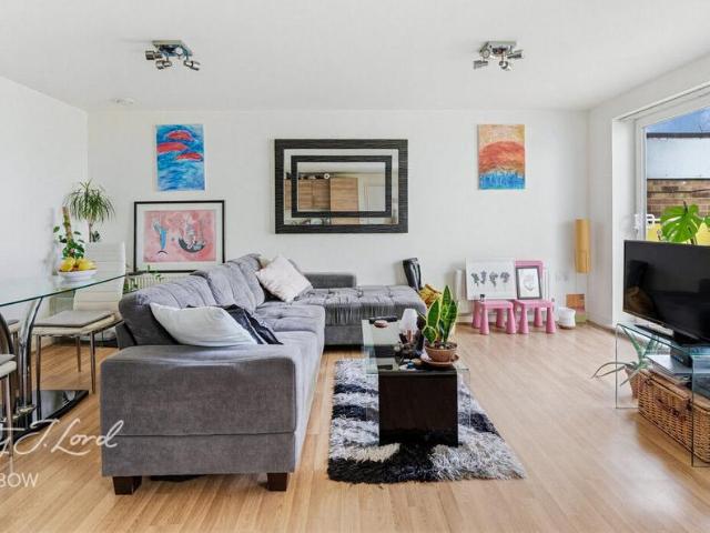 Flat for sale in Limehouse, Greater London