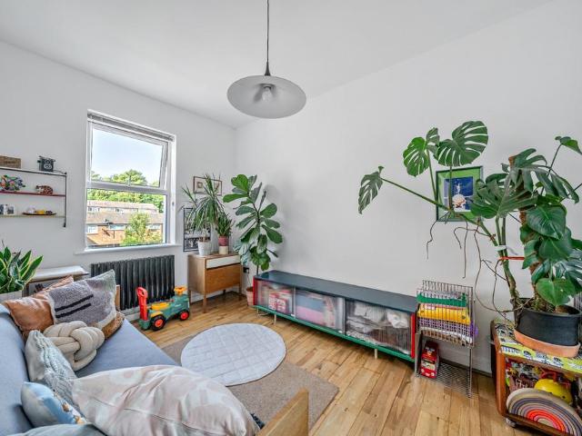 Flat for sale in Crystal Palace, Greater London