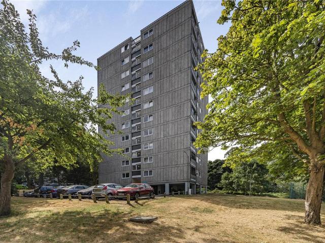 Flat for sale in Roehampton, Greater London