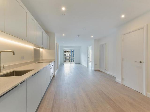 Flat for sale in Canning Town, Greater London