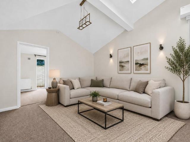 Flat for sale in Tolworth, Greater London