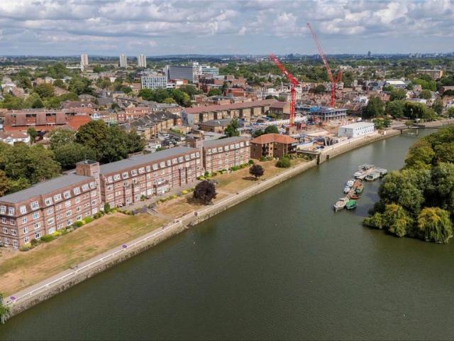 Flat for sale in Strawberry Hill, Greater London