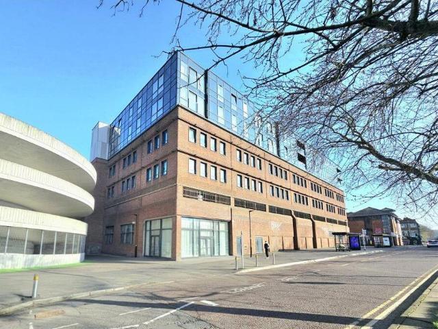 Flat for sale in Heol-las, Surrey
