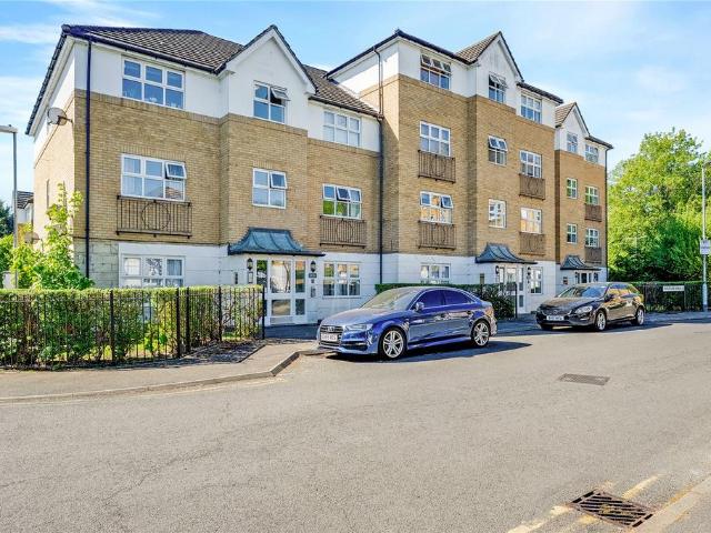 Flat for sale in London Borough of Hounslow, Greater London