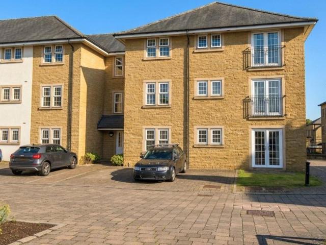 Flat for sale in Tranmere Park, West Yorkshire