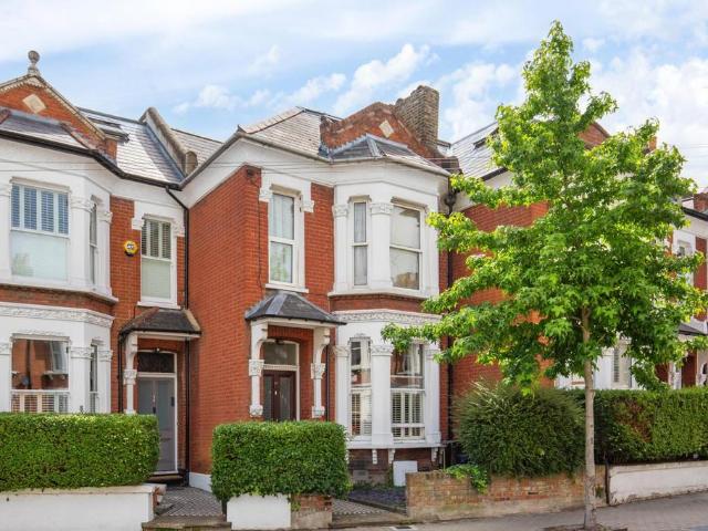 Flat for sale in Clapham Junction, Greater London