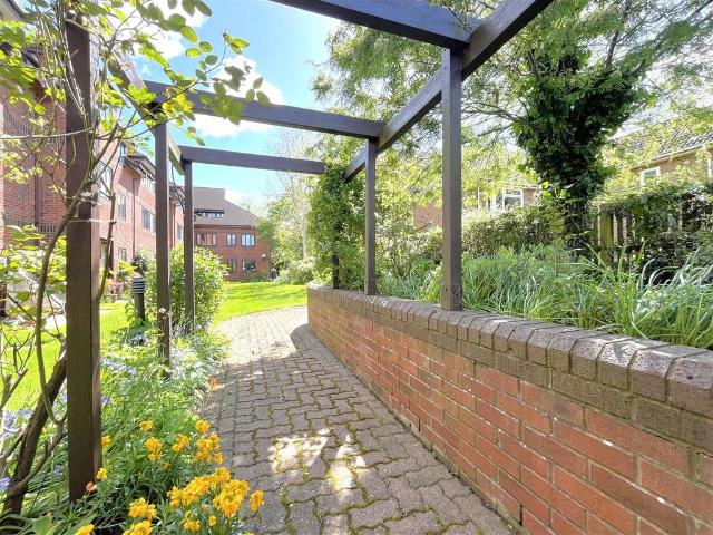 Flat for sale in Cliff Hill, Green Close