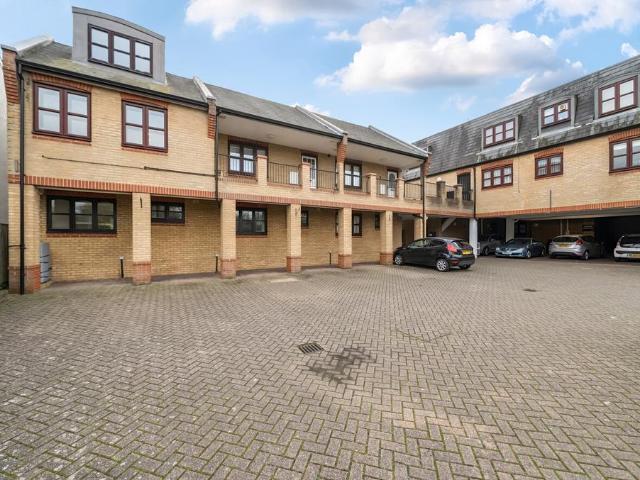 Flat for sale in Clewer Village, Windsor