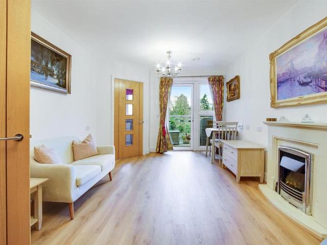 Flat for sale in Albany Park, Halfway Street