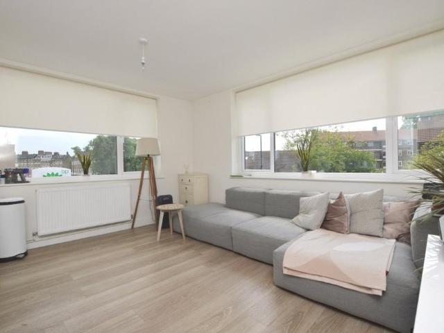 Flat for sale in London Borough of Lewisham, Forest Hill