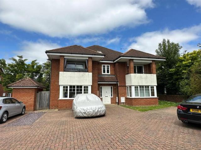 Flat for sale in Totteridge, Cressex