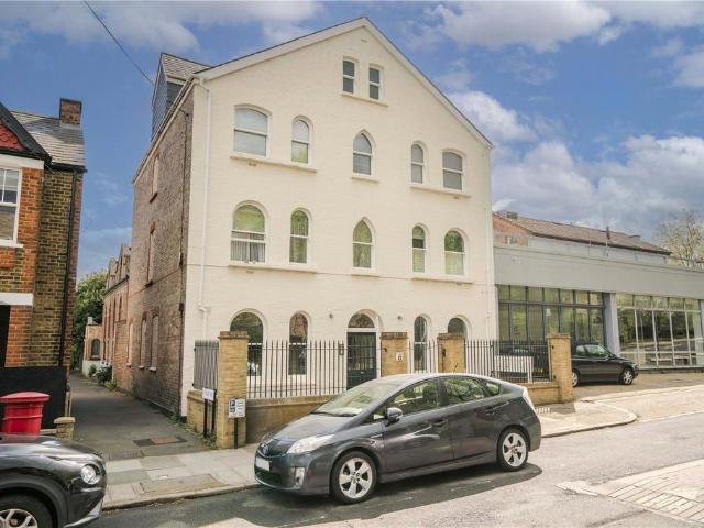 Flat for sale in Kew, Greater London