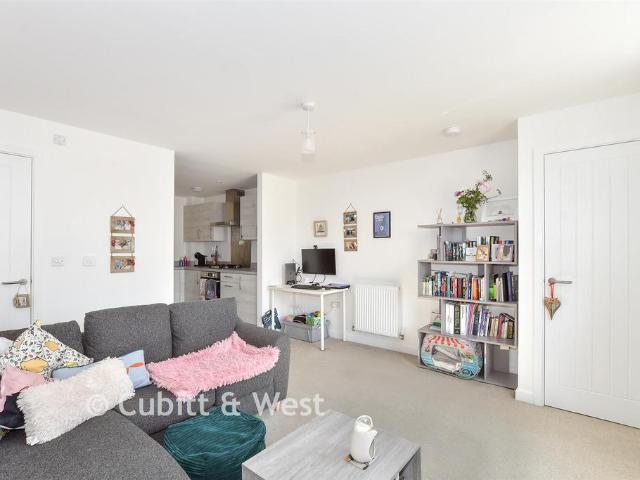 Flat for sale in Fole, Surrey