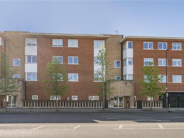 Flat for sale in London Borough of Merton, Merton Park