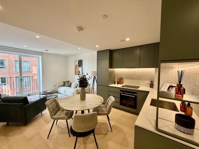 Flat for sale in Brent Cross, Greater London
