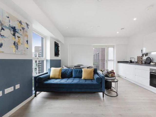 Flat for sale in Canning Town, Greater London