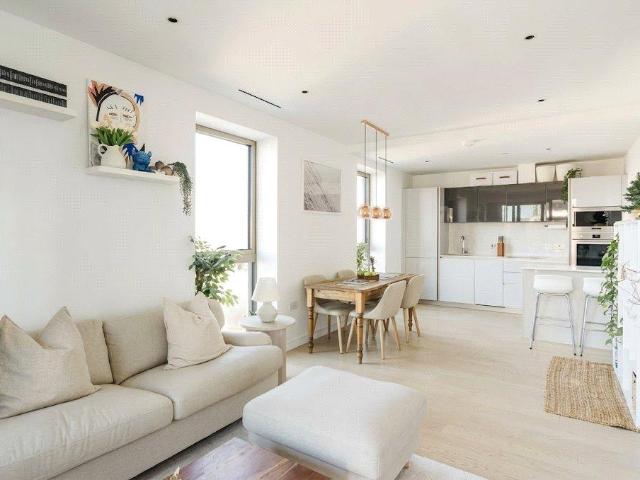 Flat for sale in Lower Clapton, Greater London