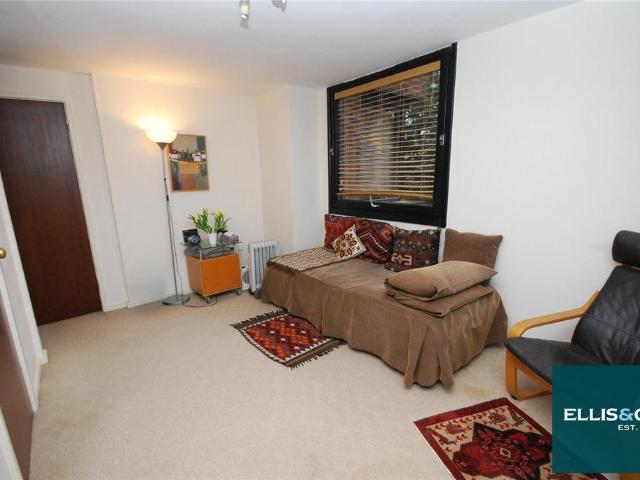 Flat for sale in Golders Green, Greater London