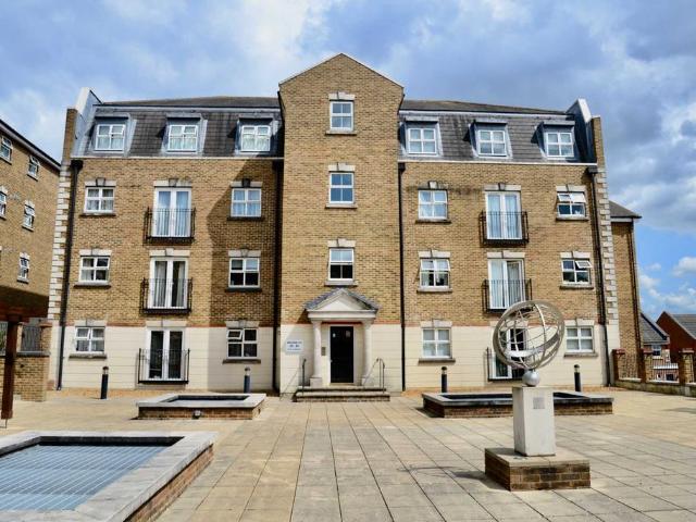 Flat for sale in Charlton, Greater London