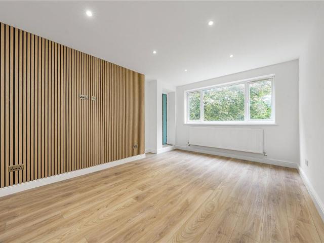 Flat for sale in Roehampton, Greater London