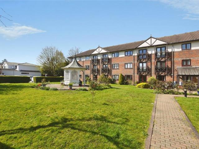 Flat for sale in Pilgrims' Hatch, Navestock Side