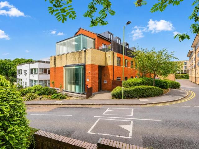 Flat for sale in St Albans, Five Acres