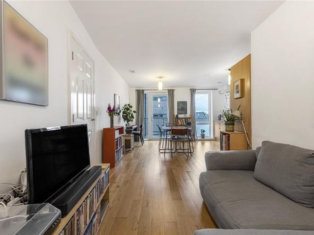 Flat for sale in South Hackney, Greater London