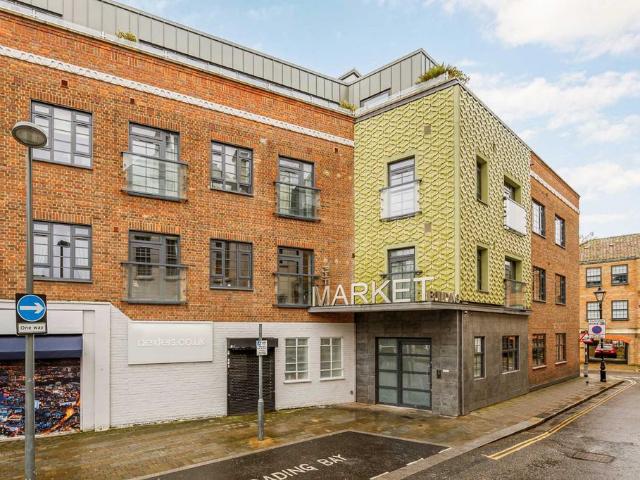 Flat for sale in London Borough of Hounslow, Greater London