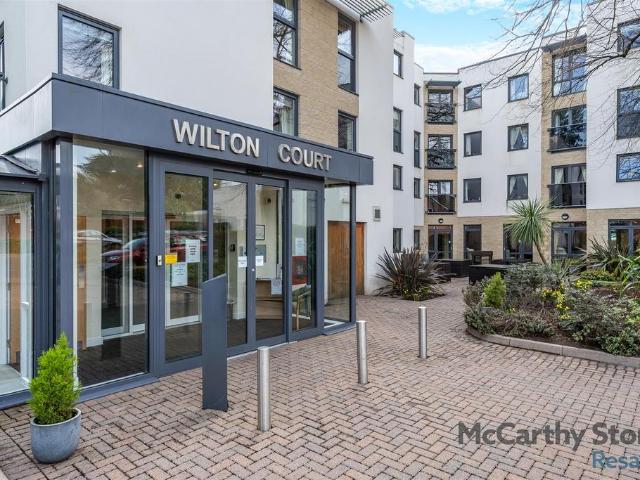 Flat for sale in Abbey End, Green Close